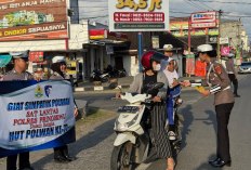 Polwan Pringsewu Gelar Aksi Simpatik, Bagikan Helm dan Coklat untuk Pengendara