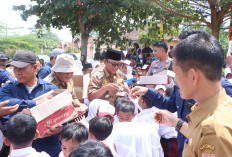 Dukung Program Gizi Anak, Bupati Lampung Tengah Bagikan Susu untuk Siswa SD