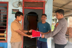 Sambut HUT RI ke-81, Bhabinkamtibmas Polres Mesuji Bagikan Bendera Merah Putih Gratis