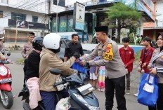 Wujud Kepedulian, Polisi dan Mahasiswa Bagikan Takjil Gratis di Simpang Pasar Induk Pringsewu