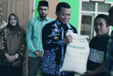 Bupati Pringsewu Salurkan 11.520 Kg Beras untuk 384 Penerima Bantuan di Pekon Fajarmulia