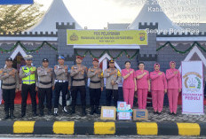 Kapolres Mesuji dan Ketua Bhayangkari Bagikan Bingkisan untuk Petugas Pos Nataru