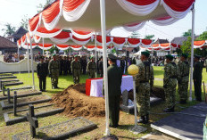 Upacara Pemakaman Militer Kopda Anumerta Farizal Rhomadhon Berlangsung Khidmat
