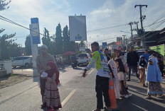 Siswa SD Muhammadiyah Pringsewu Turun ke Jalan, Bagikan Takjil dan Tanamkan Nilai Kepedulian di Bulan Ramadan