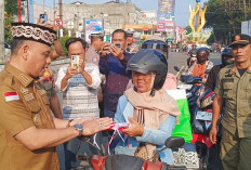 Pemkot Metro Bagikan Ratusan Bendera Merah Putih Sambut HUT RI ke-80