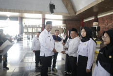 Plt. Bupati I Komang Koheri Serahkan SK PPPK Paruh Waktu kepada 3.052 Nakes dan Guru