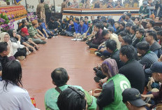 Diguyur Hujan, Mahasiswa Tetap Suarakan 11 Tuntutan di DPRD Metro