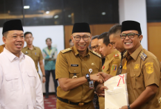 Bupati Ardito Terima Sertifikat Tanah dari Menteri ATR-BPN, Tegaskan Komitmen Dukung Program Pertanahan Nasional