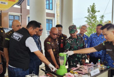 Kejari Tubaba Musnahkan Barang Bukti dari 66 Perkara Umum, Termasuk Narkotika dan Senjata