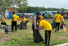 Usai Acara Puncak HUT Mesuji, Polres Mesuji Gelar Aksi Bersihkan Sampah di Mekar Jaya