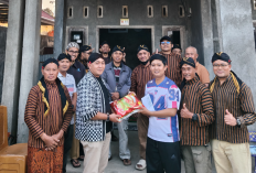 Pujakesuma Lampung Barat Serahkan Donasi untuk Korban Kebakaran Rumah di Kubu Prahu
