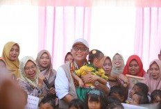 Bupati Ardito Wijaya Bagikan Susu Gratis Kepada Siswa SD Negeri 2 Kesuma Jaya