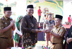 Plt Bupati I Komang Koheri Hadiri Pengajian Akbar HUT ke-15 Kampung Mekar Jaya