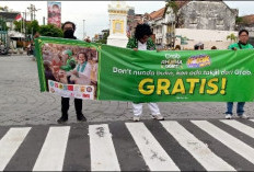 Tebar Kebaikan di Bulan Suci, Grab Bike Jogja Bagikan Takjil kepada Pengguna Jalan 