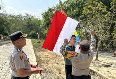Semarak HUT RI ke-81, Kapolres Mesuji Turun Langsung Bagikan Bendera Merah Putih