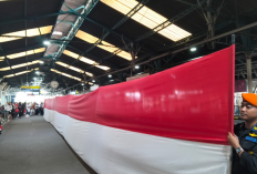 HUT ke-81 RI di Stasiun Yogyakarta Meriah, Bendera Merah Putih 25 Meter Dibentangkan