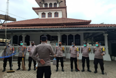 Hujan Abu Gunung Anak Krakatau, Polsek Pardasuka dan Warga Bersihkan Masjid