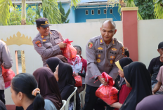 Awali Tugas sebagai Kapolres Pringsewu, AKBP Dadi Perdana Putra Bagikan Sembako dan Bendera ke Warga