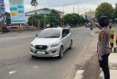 Rayakan HUT ke-77, Polwan Polres Metro Turun ke Jalan Atur Lalu Lintas di Titik Padat Kota