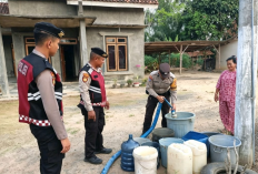 Polres Mesuji Salurkan Bantuan Air Bersih untuk 29 KK Warga Desa Labuhan Permai