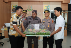Bawa Tumpeng, Kapolres Pringsewu Sambangi Kejari di Momen Hari Kejaksaan ke-81